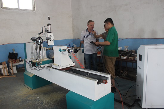 烏克蘭客戶學習數控木工車床知識