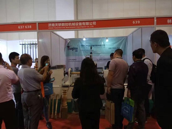 客戶參觀天驕數控木工車床 客戶參觀天驕數控木工車床