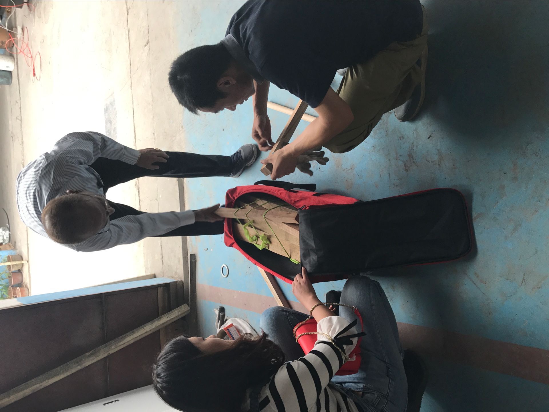 國外客戶準(zhǔn)備現(xiàn)場刻樣品